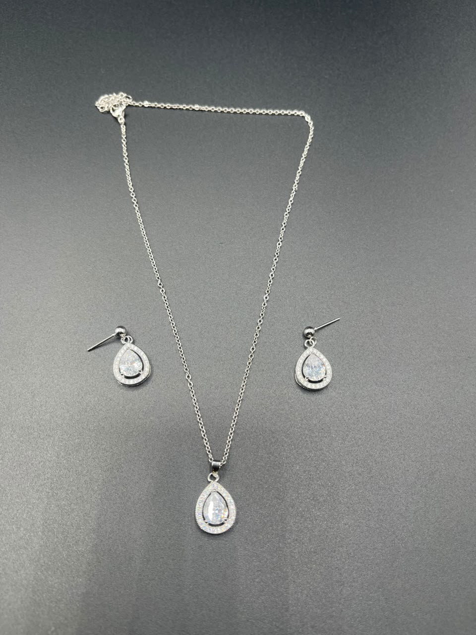 Earings  and neck chain