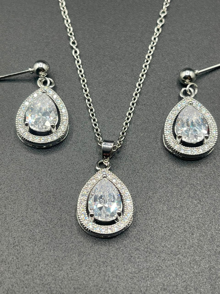 Earings  and neck chain